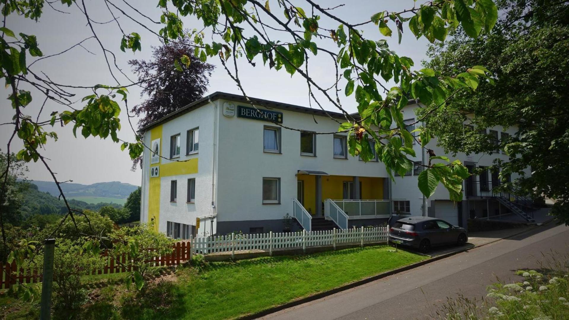 Hotel Berghof Wasserkuppe & Gaestehaus Fuldaquelle Gersfeld Buitenkant foto